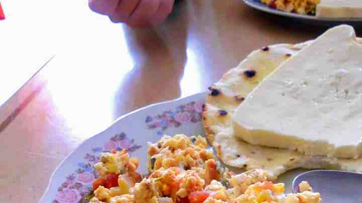 huevos pericos con arepa