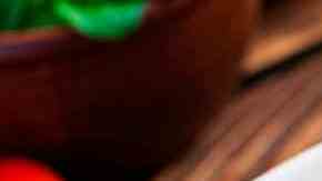 plato con ensalada de aguacate y huevo