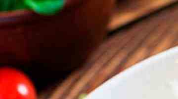 plato con ensalada de aguacate y huevo