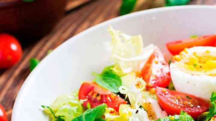 plato con ensalada de aguacate y huevo