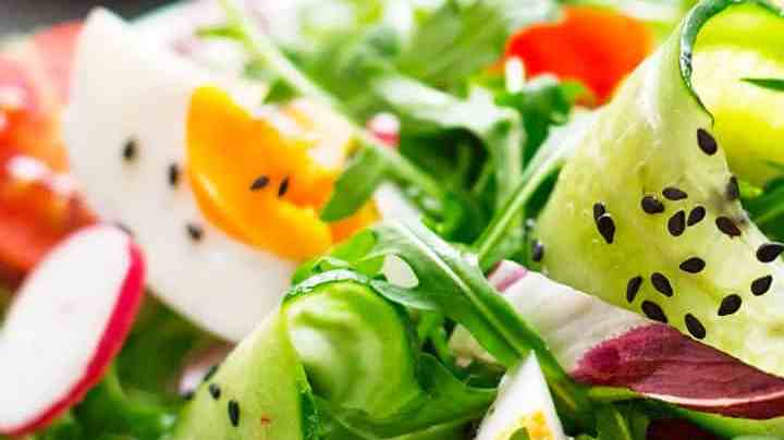 plato con ensalada de huevo casera