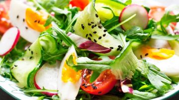 plato con ensalada de huevo casera