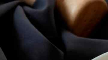 plato de sopa de pollo con huevo duro