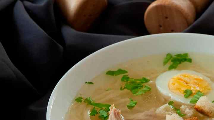 plato de sopa de pollo con huevo duro