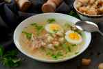 plato de sopa de pollo con huevo duro