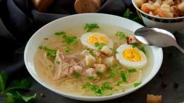 plato de sopa de pollo con huevo duro