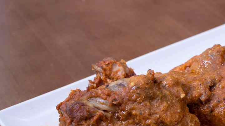 Suculento plato lleno de sabores y olores para un día lluvioso