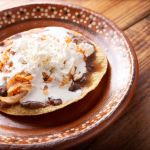 Tostadas de pollo y frijoles negros