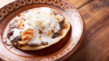 Tostadas de pollo y frijoles negros