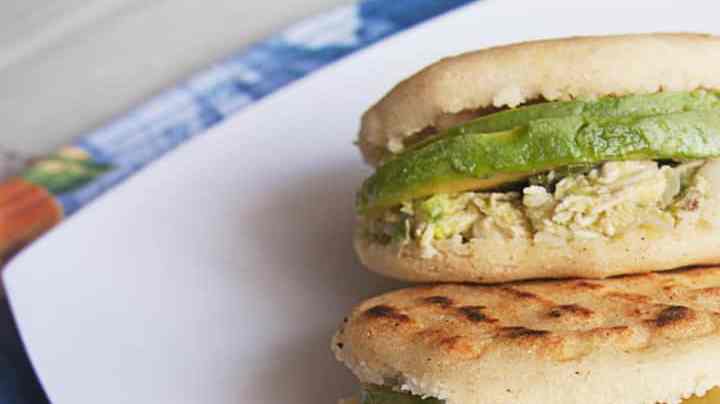 Arepa reina pepiada, tradición de venezuela