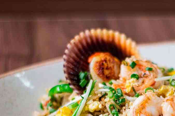 plato con arroz chaufa de mariscos casero