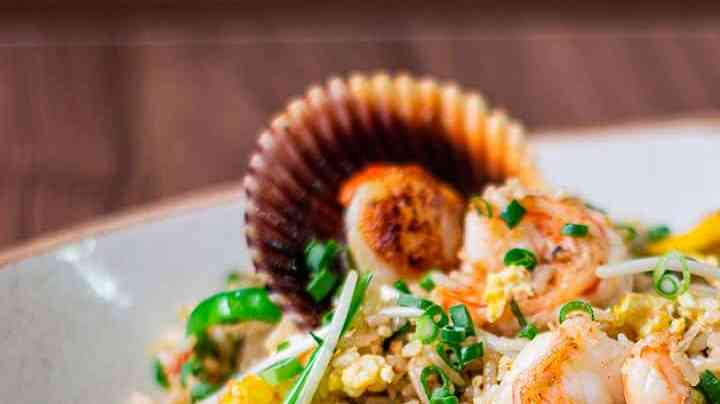 plato con arroz chaufa de mariscos casero