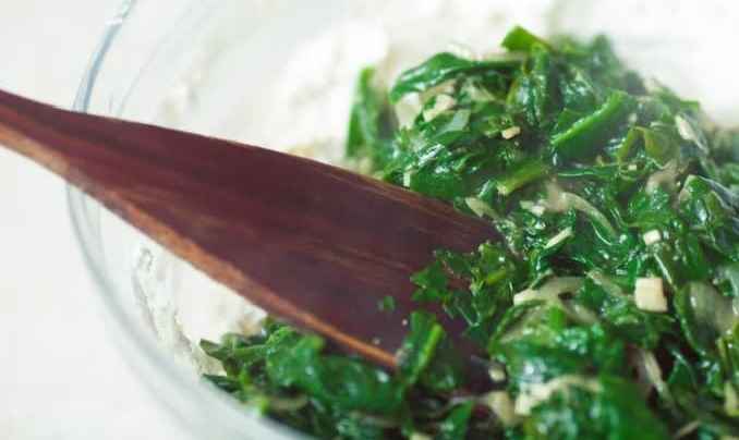 Espinacas al ajillo con un toque crocante