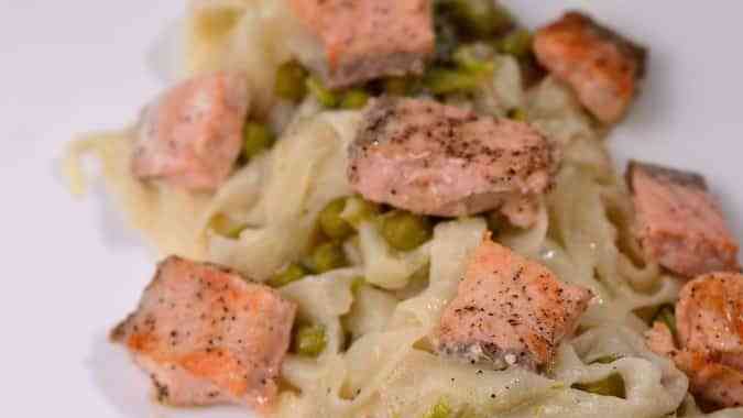 Fetticcini en salsa blanca con salmón