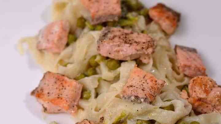 Fetticcini en salsa blanca con salmón