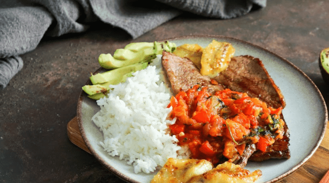 sobrebarriga en salsa criolla