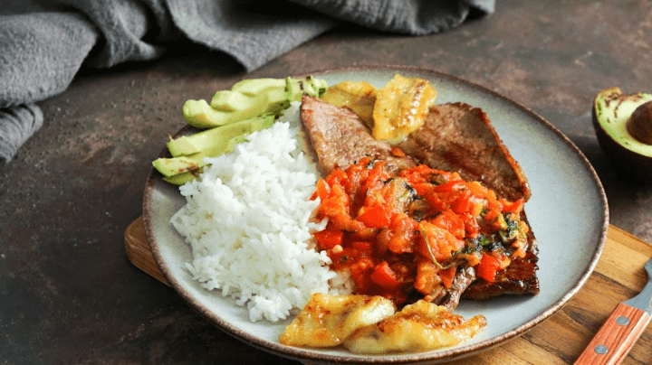 sobrebarriga en salsa criolla