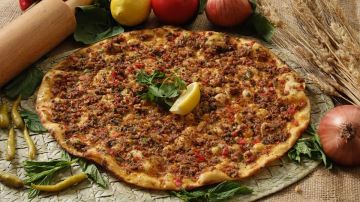 Lahmacum, pizza turca