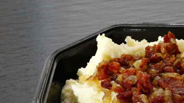 Puré de papas con cebolla caramelizada y tocineta