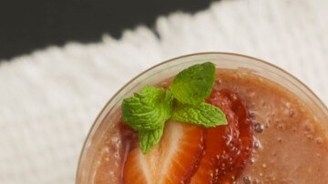 Photo © 2021 The Grosby Group Food Division

Batido de fresa

Ingredientes

2 tazas de fresas
1 taza de leche vegetal
1/2 taza de dátiles
1/2 cucharadita de esencia de vainilla

Preparación

Mezcla todos los ingredientes en una licuadora
Servir bien frío