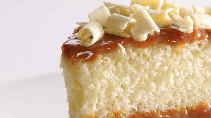 Bizcocho de vainilla relleno con dulce de leche