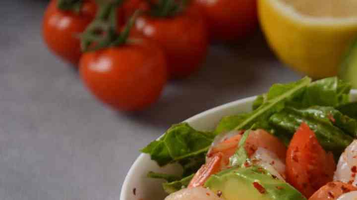Bowl de ensalada de gambas con aguacate