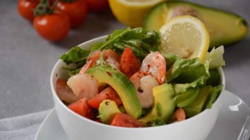 Bowl de ensalada de gambas con aguacate