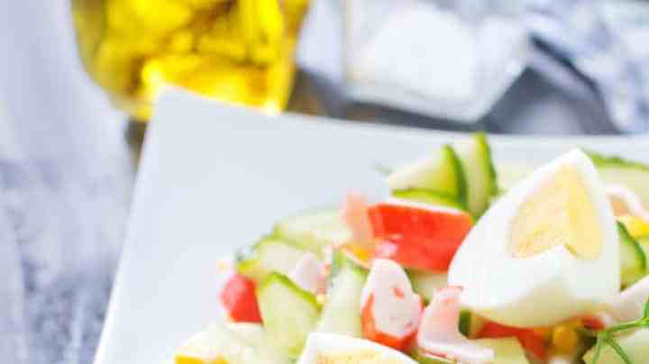plato de ensalada de palitos de cangrejo