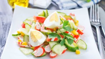 plato de ensalada de palitos de cangrejo