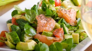 ensalada de salmon y aguacate facil