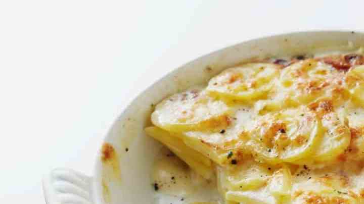 bandeja con papas gratinadas al horno
