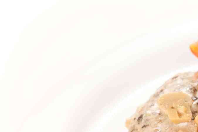 plato de pechuga de pollo en salsa blanca