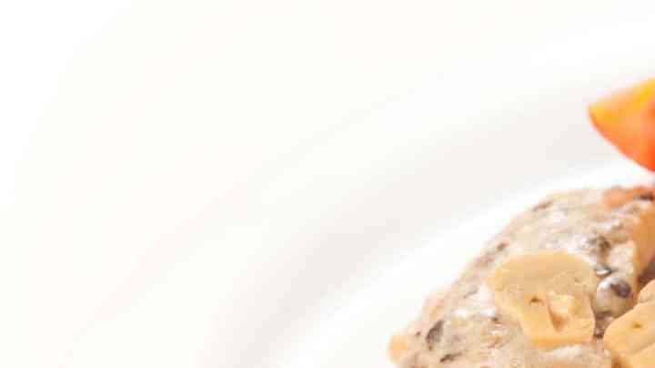 plato de pechuga de pollo en salsa blanca