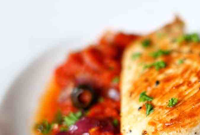 plato de pechuga de pollo en salsa de tomate con aceitunas