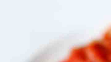 plato de pechuga de pollo en salsa de tomate con aceitunas