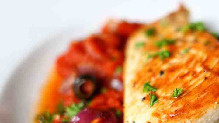 plato de pechuga de pollo en salsa de tomate con aceitunas