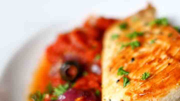 plato de pechuga de pollo en salsa de tomate con aceitunas