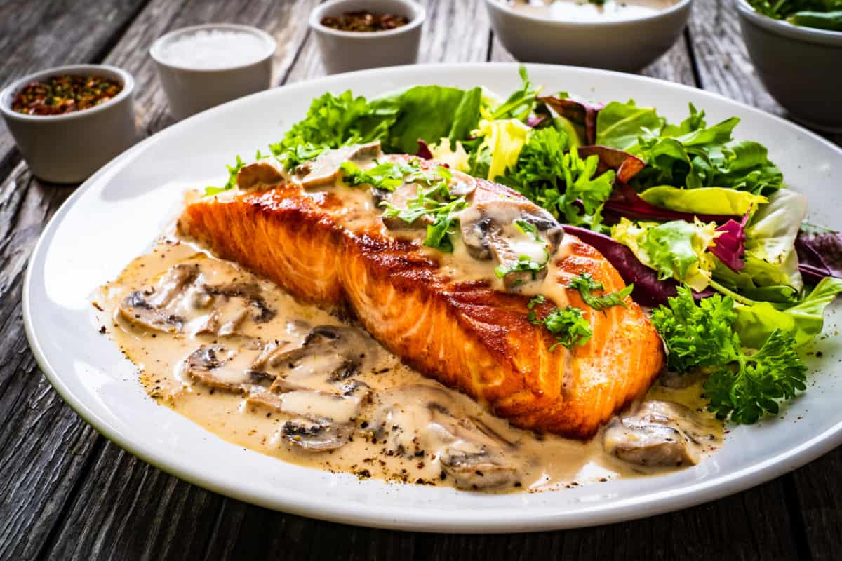 plato de salmon con salsa de champiñones y ensalada