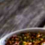 plato de salmon con salsa de champiñones y ensalada