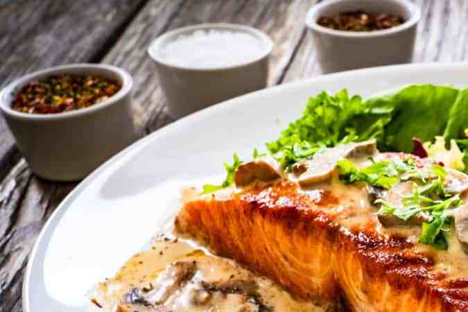 plato de salmon con salsa de champiñones y ensalada