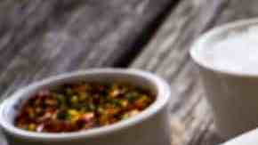 plato de salmon con salsa de champiñones y ensalada