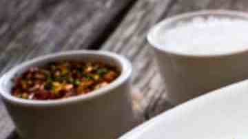 plato de salmon con salsa de champiñones y ensalada