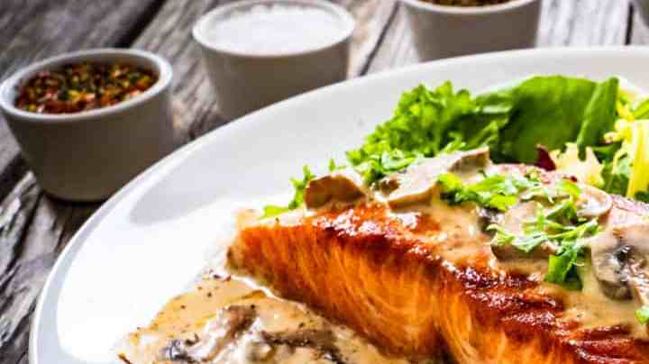 plato de salmon con salsa de champiñones y ensalada