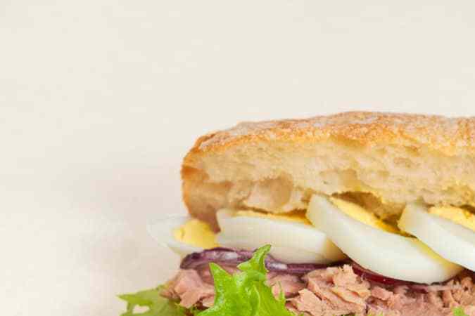 delicioso sandwich de atún con huevo