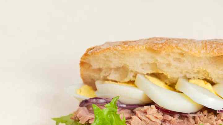 delicioso sandwich de atún con huevo