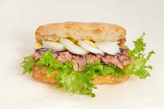 delicioso sandwich de atún con huevo