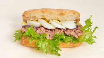 delicioso sandwich de atún con huevo