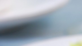 plato de ensalada con anchoas tomate y huevo