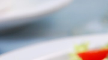 plato de ensalada con anchoas tomate y huevo