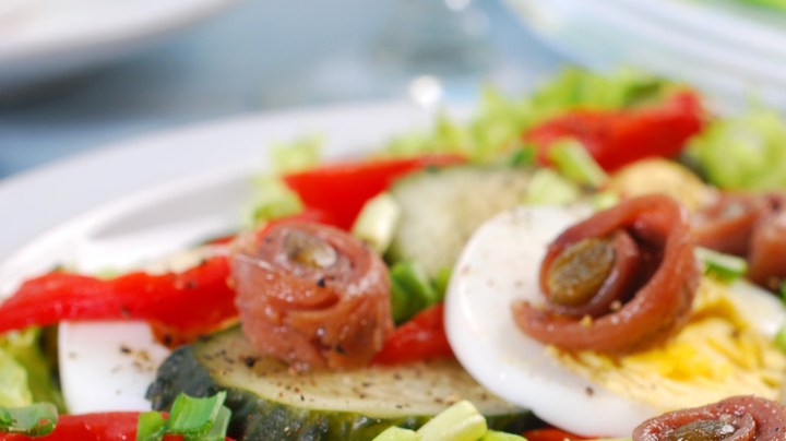 plato de ensalada con anchoas tomate y huevo